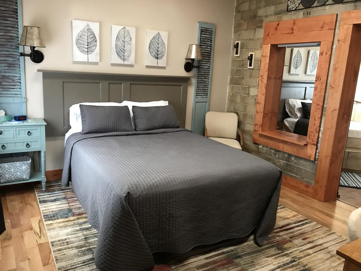 Hocking Hills Inn Logan Bagian luar foto