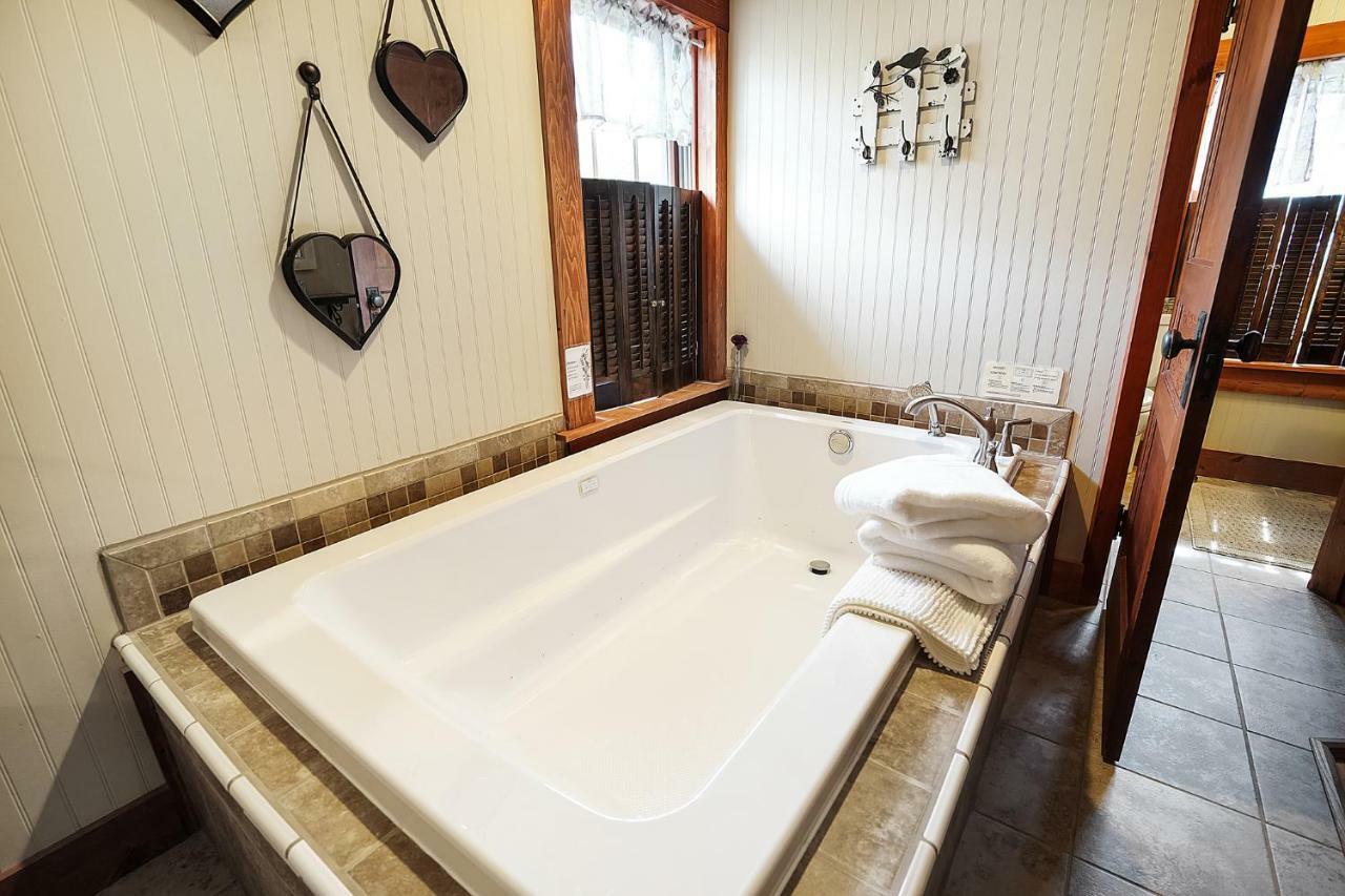 Hocking Hills Inn Logan Bagian luar foto