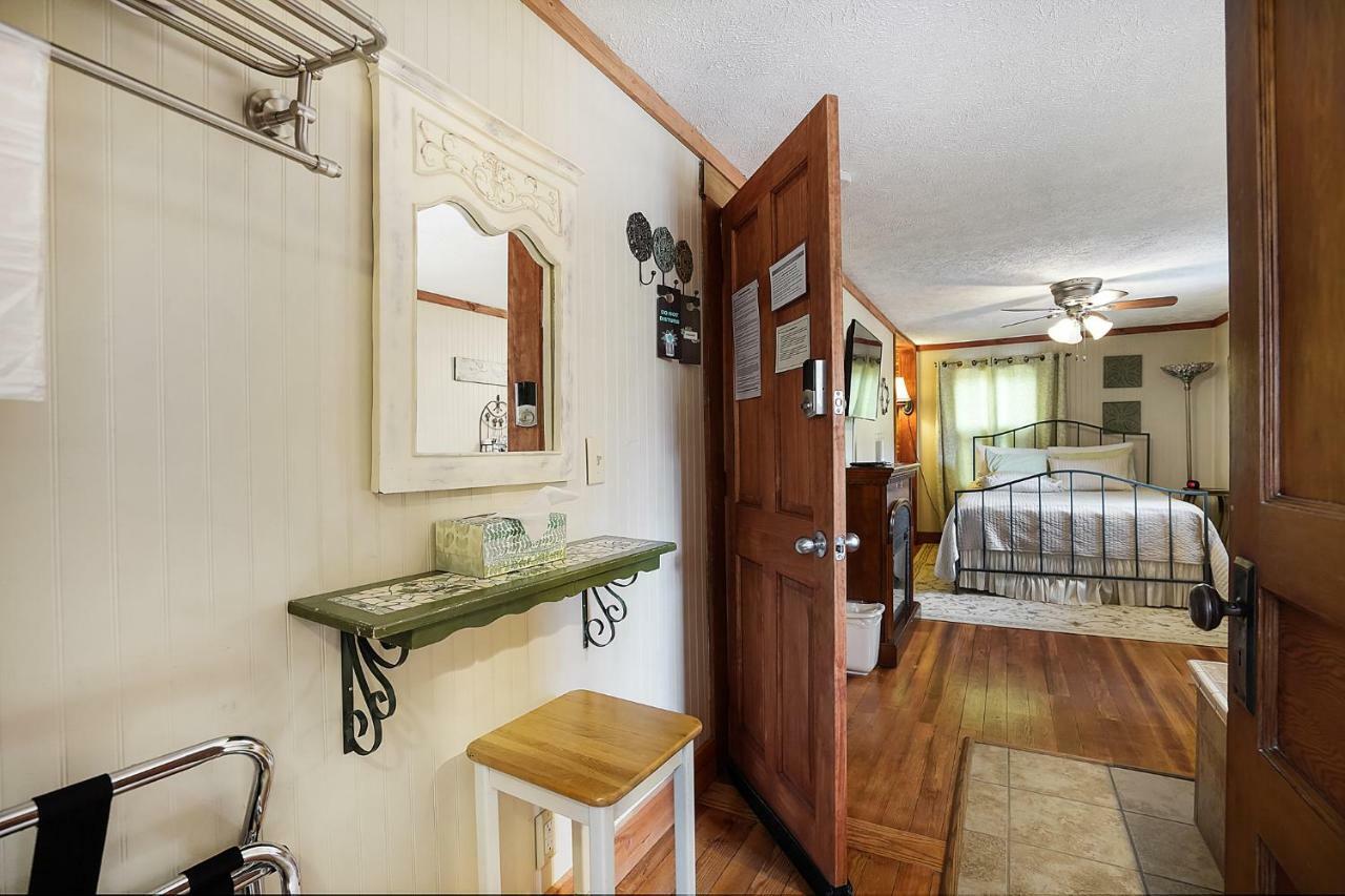 Hocking Hills Inn Logan Bagian luar foto
