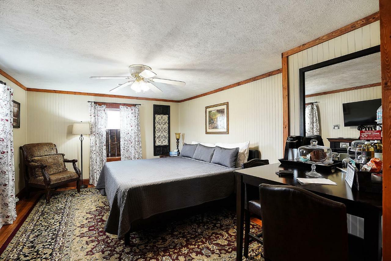 Hocking Hills Inn Logan Bagian luar foto
