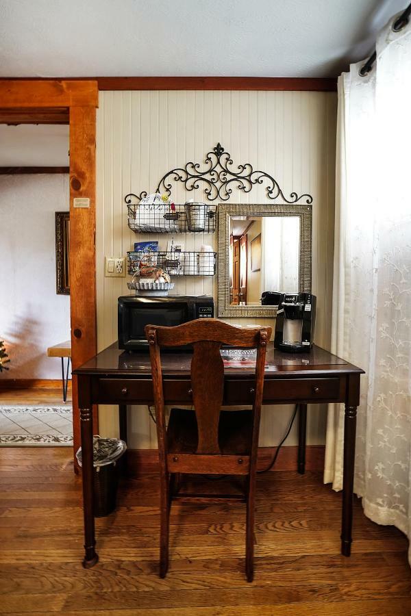 Hocking Hills Inn Logan Bagian luar foto