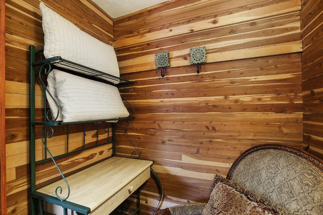 Hocking Hills Inn Logan Bagian luar foto