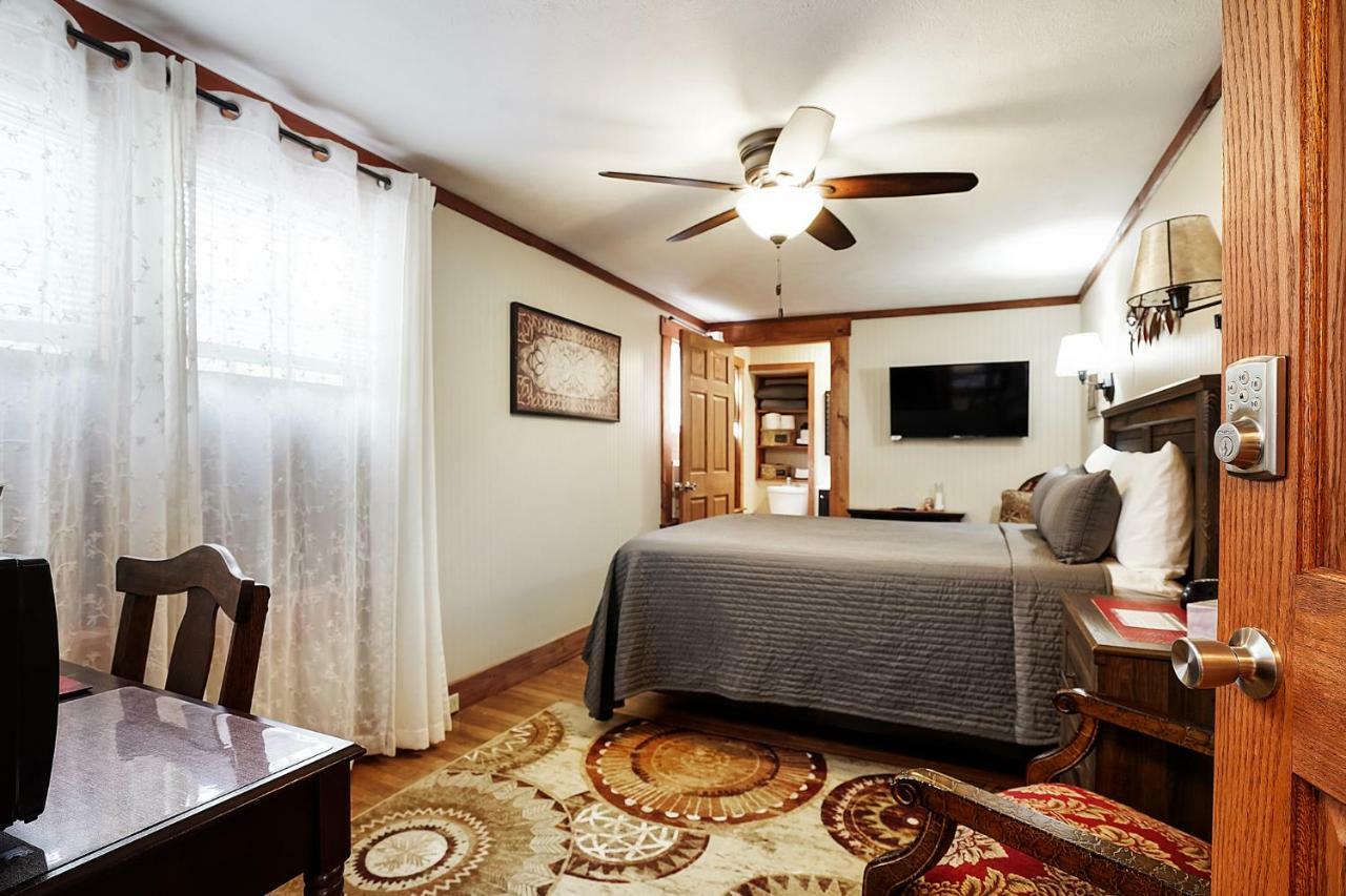 Hocking Hills Inn Logan Bagian luar foto