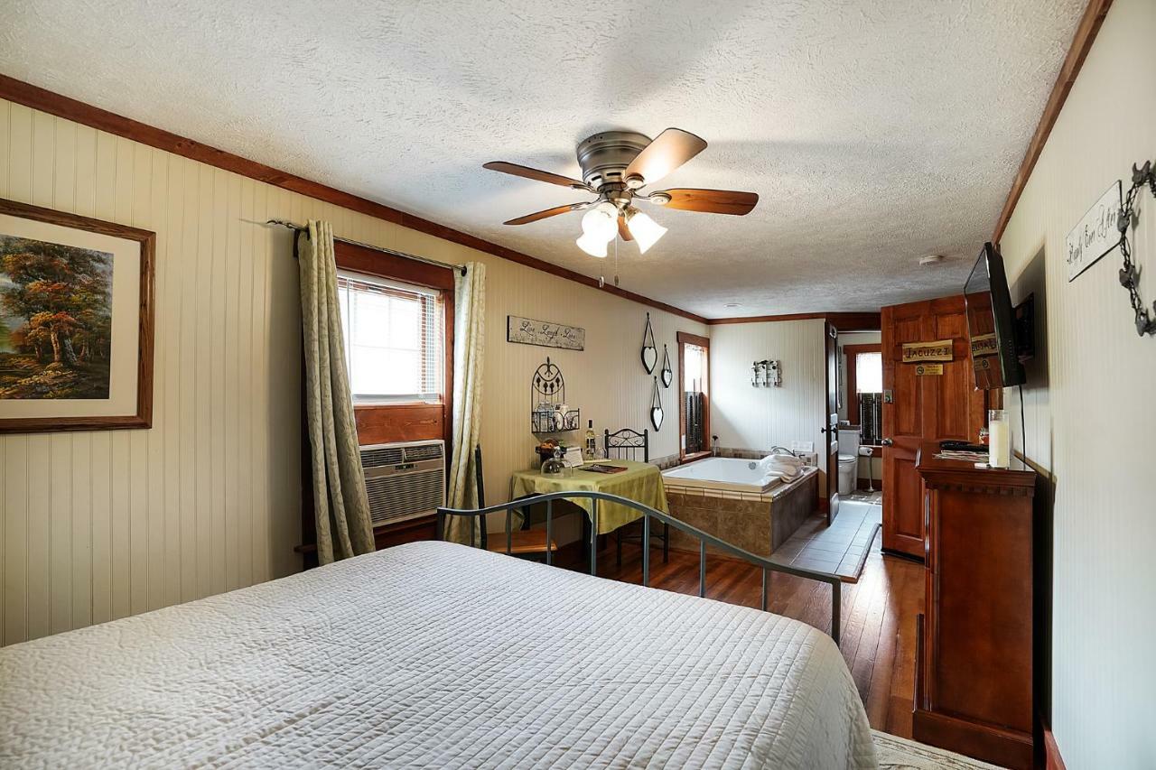 Hocking Hills Inn Logan Bagian luar foto